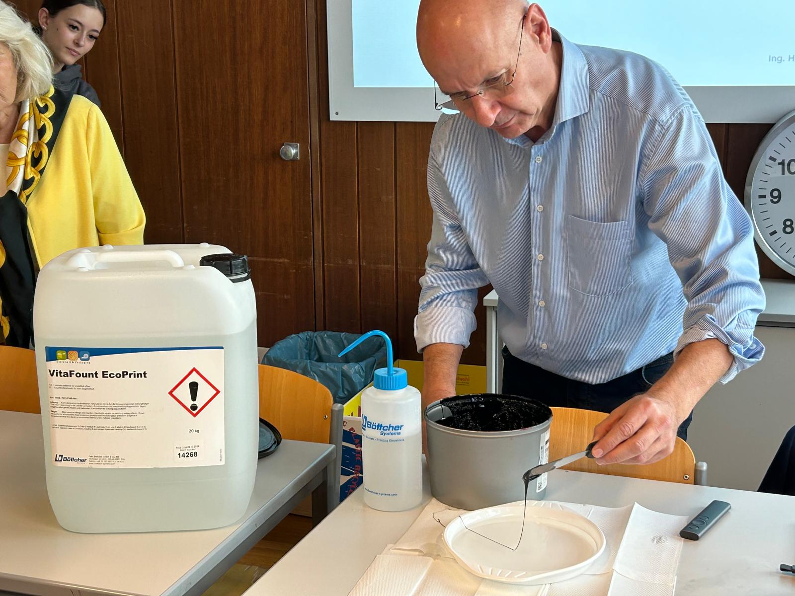 Die Druckfarbe wird über die Emulsion "gelegt"